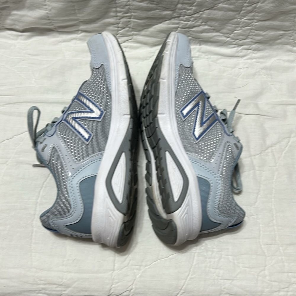 New Balance Women’s Tennis Shoes. Sz 8 1/2 - Picture 3 of 4